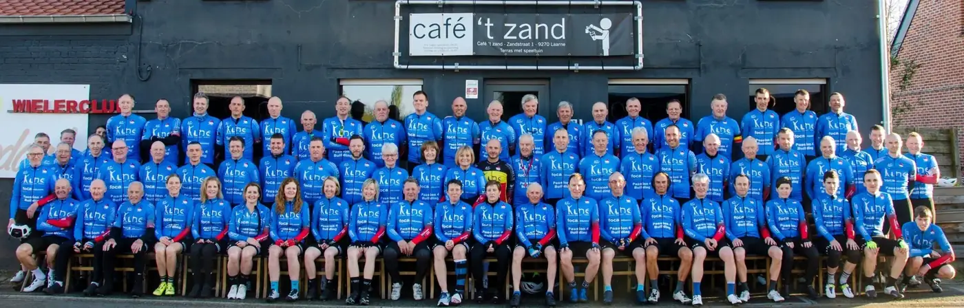 Groepsfoto van WTC Pedaal Laarne in 2024, voor café 't Zand